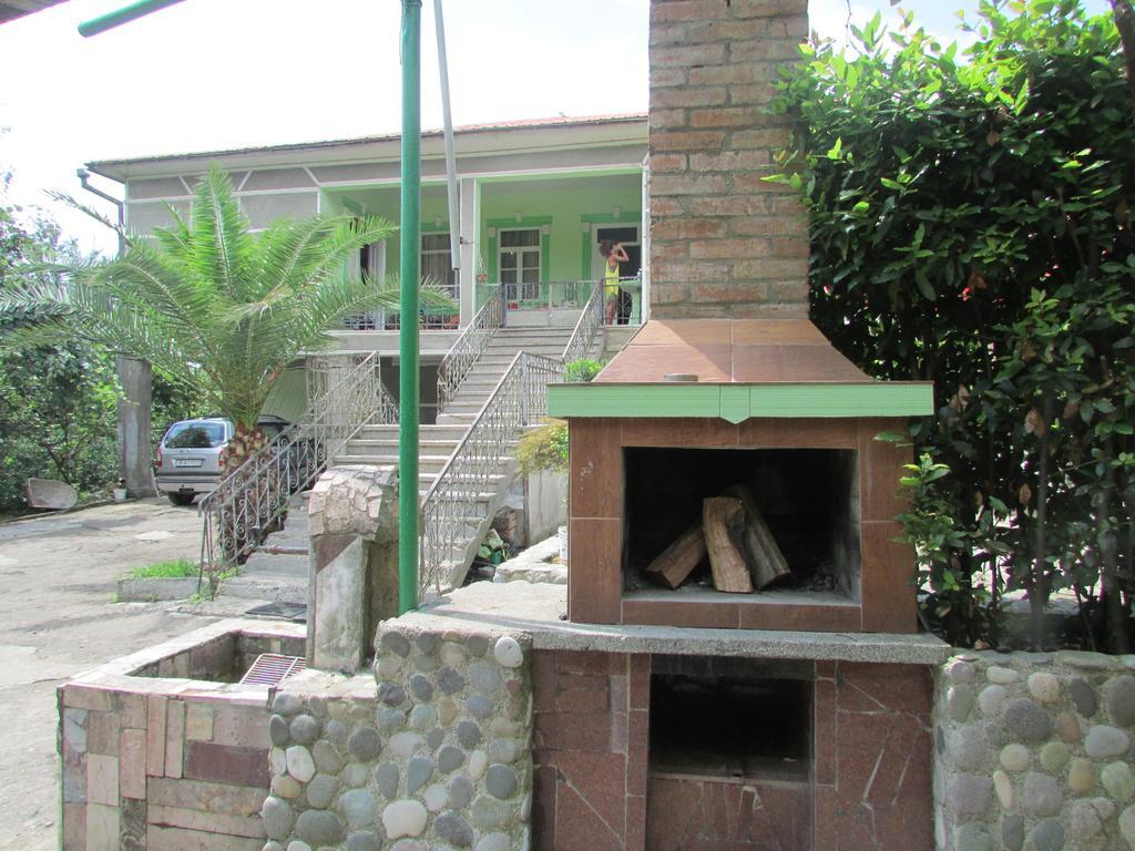 Joni Guest House Batumi Esterno foto